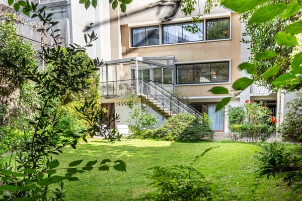 Ce bien proposé par Barnes a été vendu 4,1 millions d'euros. A ce prix, les nouveaux propriétaires disposent de 273m² habitables, de 6 chambres et d'un jardin de 300m². Ce bien proposé par Barnes a été vendu 4,1 millions d'euros. A ce prix, les nouveaux propriétaires disposent de 273m² habitables, de 6 chambres et d'un jardin de 300m².