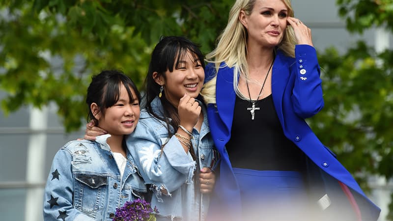 Laeticia Hallyday et ses filles à Toulouse, le 15 juin 2019, inaugurant l'esplanade Johnny-Hallyday. 