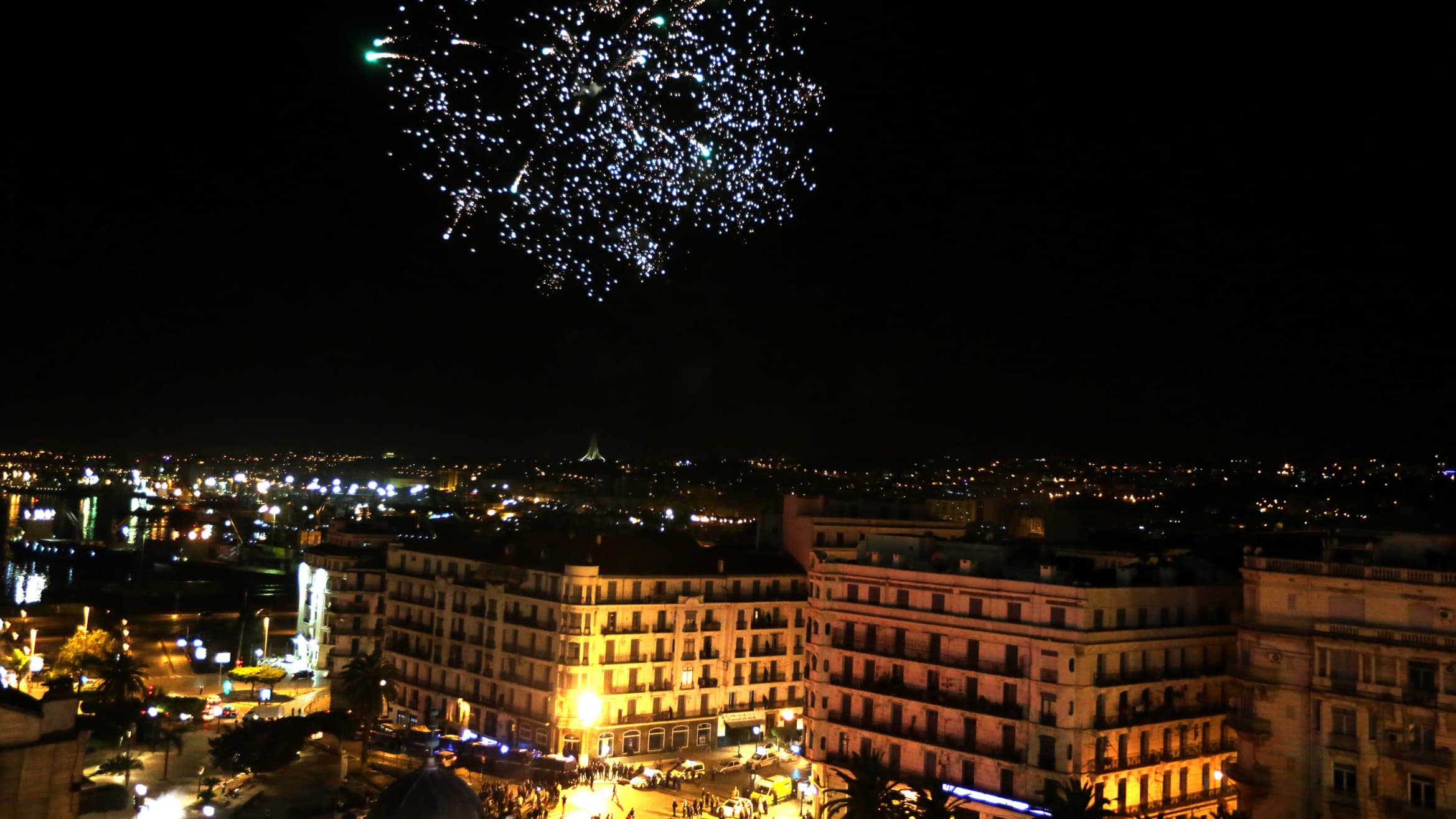 Un feu d'artifice est tiré depuis la place de la Grande Poste, à Alger, jeudi 17 avril. Un feu d'artifice est tiré depuis la place de la Grande Poste, à Alger, jeudi 17 avril.