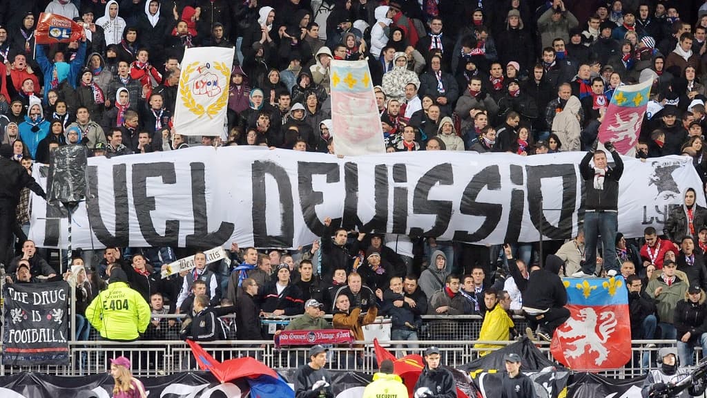 Une banderole "Puel démission" Une banderole "Puel démission"