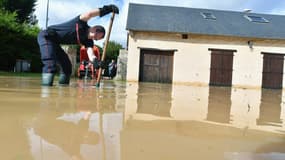 Un pompier à l'œuvre dans une maison sinistrée à Coltainville, en Eure-et-Loir, le 11 octobre 2024