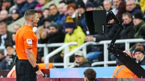 Un arbitre anglais pendant un match de Premier League, janvier 2023 