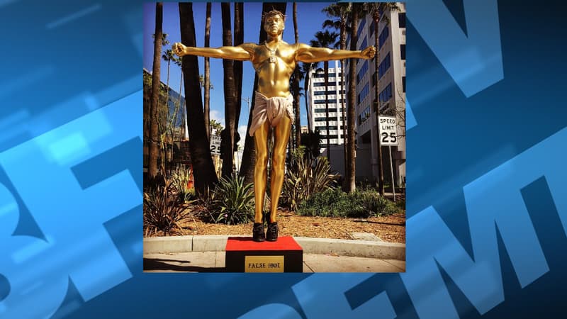 Une statue de Kanye West crucifié sur Hollywood Boulevard