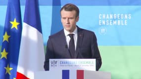 Macron: "Ce qui est dit engage. On ne peut pas être le lundi pour l'environnement et le mardi contre l'augmentation des prix du carburant"