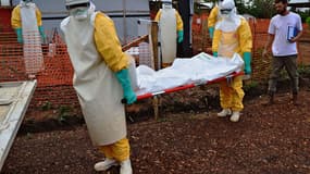 Des médecins de MSF portent le corps d'une victime d'Ebola à Kailahun, en Sierra Leone, le 14 août dernier.