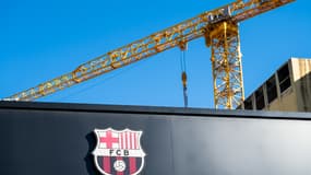 Avec des travaux de modernisation démarrées en 2023, le FC Barcelone prévoyait une réouverture du Camp Nou en novembre 2024 pour les 125 ans du club mais un report de plus de 9 mois a finalement été acté.