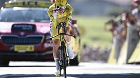 Le Slovène Tadej Pogacar sur la ligne d'arrivée de la 20e étape du Tour de France, un contre-la-montre de 30,8 km entre Libourne et Saint-Emilion, le 17 juillet 2021