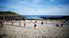 Un groupe de garçons joue un match de beach-volley sur l'île de Chausey, au large de la ville côtière de Granville, dans le nord-ouest de la France, le 4 août 2018. (Illustration)
