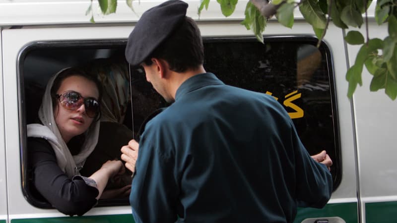 Une femme iranienne arrêtée par la police à Téhéran.