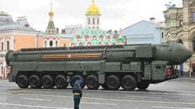 Un véhicule de lancement de missiles balistiques russe lors d'une parade militaire, le 9 mai 2021.