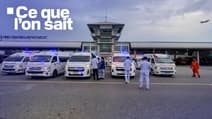 Le personnel médical se rassemble près des ambulances à la caserne des pompiers de l'aéroport Suvarnabhumi de Bangkok, après qu'un Boeing 777 London-Singapore de Singapore Airlines a subi de fortes turbulences et a été contraint d'effectuer un atterrissage d'urgence, le 21 mai 2024. 