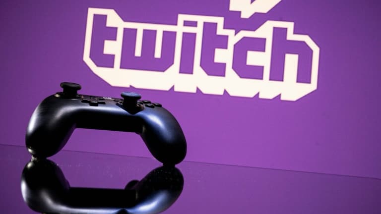 Une manette de jeux devant un écran affichant le plateforme de jeux vidéo en direct Twitch