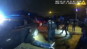 Image tirée d'une vidéo de caméra de la police de Memphis montrant Tyre Nichols menotté au sol et entouré de policiers, à Memphis, le 7 janvier 2023.