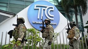 Des soldats équatoriens patrouillent le 9 janvier devant les locaux de la chaîne de télévision équatorienne TC