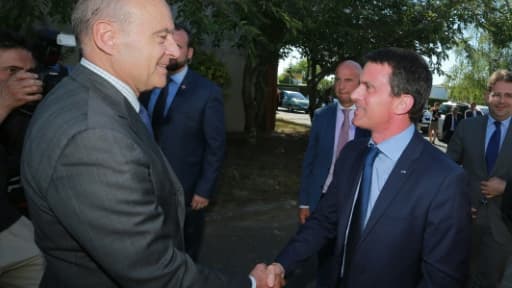 Le maire de Bordeaux Alain Juppé et le Premier ministre Manuel Valls le 23 juillet 2015 à Latresne près de Bordeaux