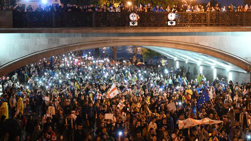 Des manifestants défilent lors d'un rassemblement contre le projet de loi controversé sur « l'influence étrangère » à Tbilissi le 11 mai 2024.