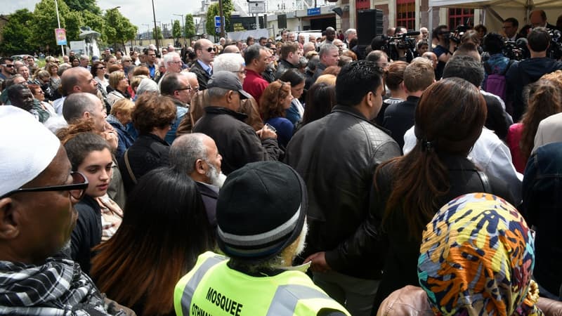 A Mantes-la-Jolie, les habitants viennent rendre hommage aux policiers tués le 13 juin à Magnanville.