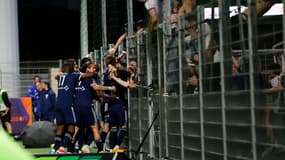 Les joueurs du Paris FC célèbrent avec leurs supporters, avant-dernière journée de Ligue 2, 2 mai 2025