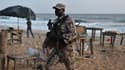 Un soldat ivoirien patrouille sur la plage de Grand-Bassam, en Côte d'Ivoire, après l'attentat de dimanche qui a fait 16 morts.