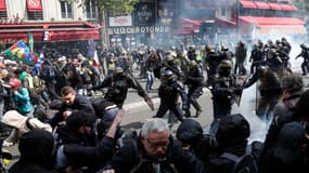 Affrontement entre manifestants et forces de l'ordre dans le quartier de Montparnasse, à Paris, le 1er mai 2019.