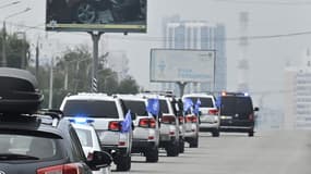 Des véhicules des Nations Unies transportant des membres de la mission d'inspection de l'Agence internationale de l'énergie atomique (AIEA) quittent la ville de Zaporijia le 1er septembre 2022, alors que les inspecteurs de l'ONU se préparent à se rendre à la centrale nucléaire, tenue par la Russie.
