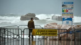 Un homme en bord de mer, alors que la tempête Ciaran frappe la côte et cause de fortes vagues, à Biarritz, le 3 novembre 2023