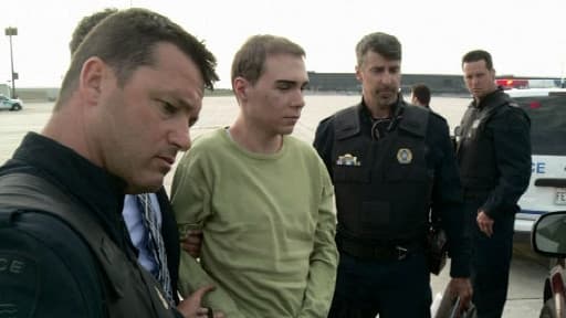Luka Rocco Magnotta le 19 juin 2012 à sa sortie de l'avion qui le ramène au Canada après son arrestation.