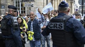 Des CRS et des manifestants contre le pass sanitaire devant le Conseil d'Etat à Paris jeudi.