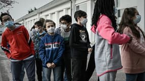 Des enfants attendent d'être testés pour le Covid-19 dans une école d'Eysines, près de Bordeaux (France), le 25 février 2021. (photo d'illustration)