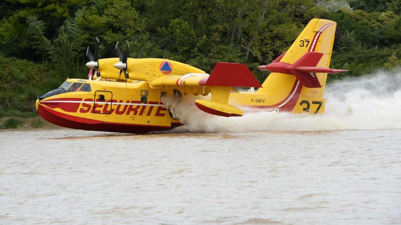 Un canadair se ravitaille en eau (illustration)