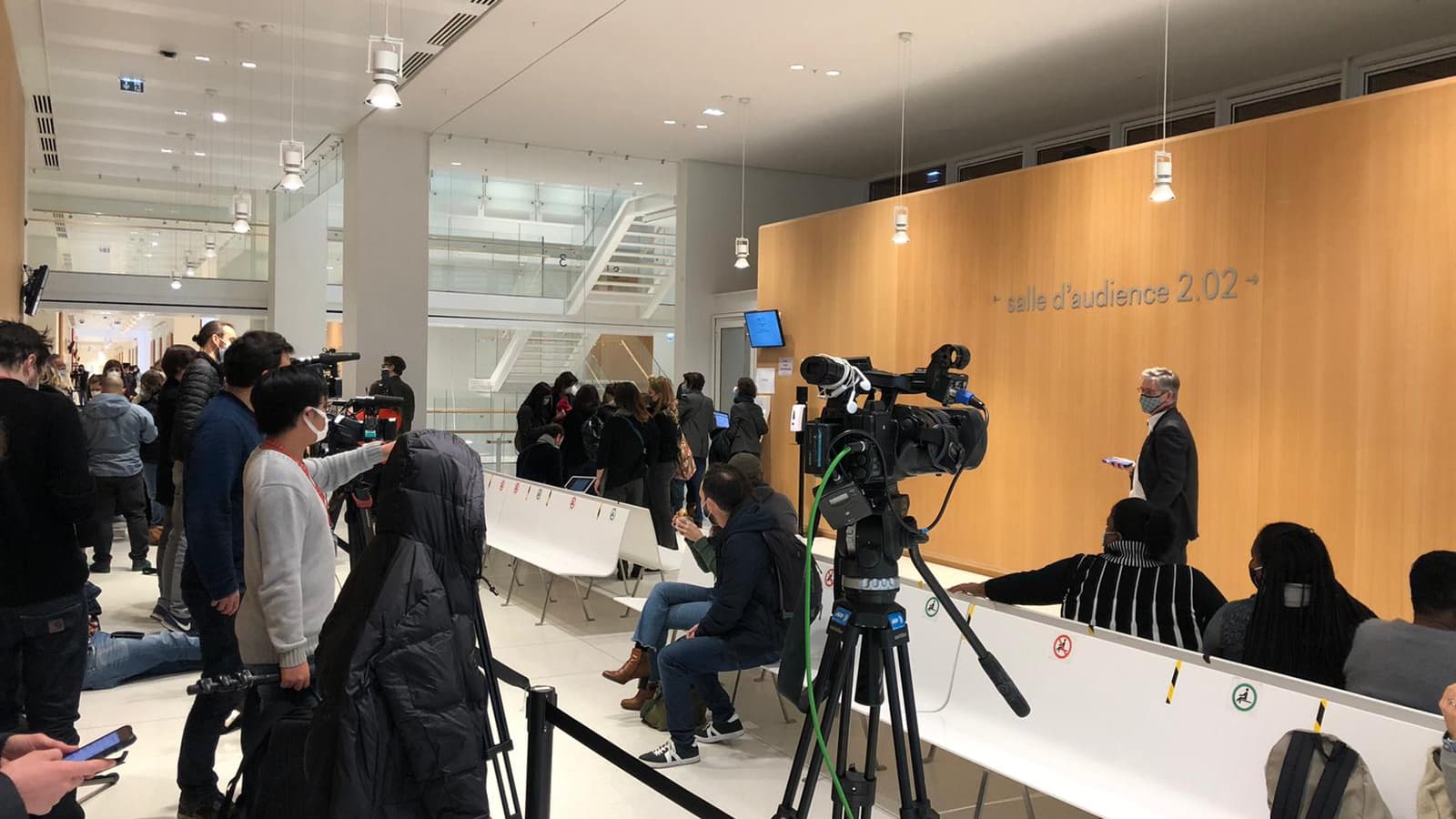 La presse devant la salle d'audience du procès des attentats de janvier 2015, le 16 octobre 2020. La presse devant la salle d'audience du procès des attentats de janvier 2015, le 16 octobre 2020.