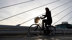 L'Irlande pousse les taux de financement des Etats périphériques de la zone euro vers la normalisation (Photo: une femme traverse en bicyclette le quartier d'affaires de Dublin)