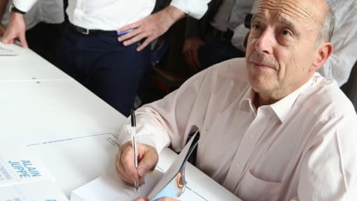 Le maire de Bordeaux, Alain Juppé, lors d'une signature de son livre "Mes Chemins pour l'école", le 8 novembre 2015 à Brive-la-Gaillarde