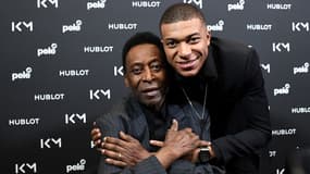 Kylian Mbappé et Pelé lors d'une rencontre, le 2 avril 2019.