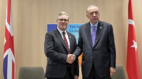 Le Premier ministre britannique Keir Starmer (à gauche) et le président turc Recep Tayyip Erdogan (à droite) lors d'une rencontre en marge du sommet de l'OTAN à La Haye, le 25 juin 2025 (photo d'illustration).