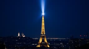 La Tour Eiffel et la basilique du Sacré-Cœur illuminées à Paris le 11 juin 2025.