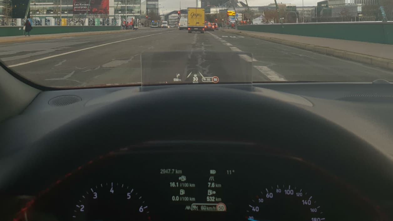 L'affichage tête haute, associé à la conduite autonome de niveau 2, offre un grand confort à bord.