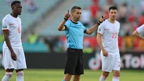 Clément Turpin lors du match Galles-Suisse, à Bakou le 12 juin 2021