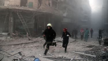 Au moins 23 personnes, la plupart des combattants du groupe rebelle islamiste Ahrar al-Cham, ont été tués ce lundi dans un attentat au camion piégé dans la ville d'Alep, dans le nord de la Syrie, a indiqué une ONG - 25 janvier 2016
