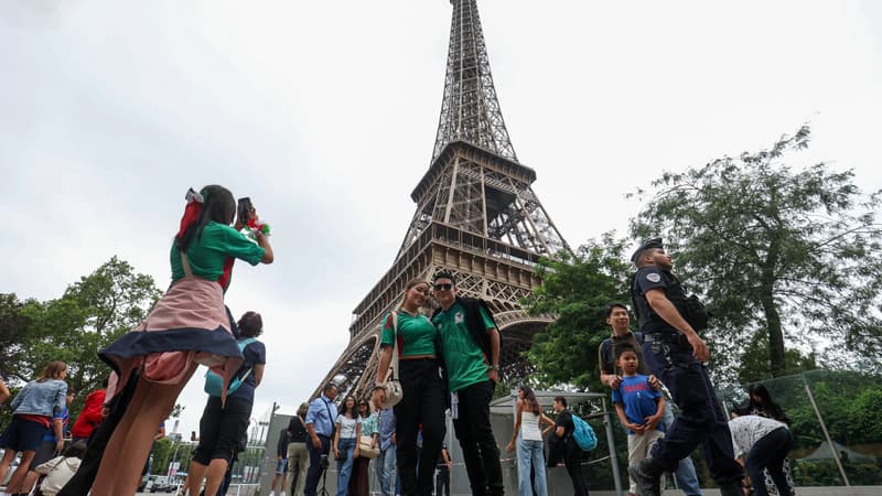 Le public afflue sur les quais de Seine avant la cérémonie d'ouverture des JO de Paris 2024
