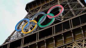Les anneaux olympiques accrochés à la Tour Eiffel, à Paris le 15 juin 2024