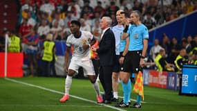 Didier Deschamps donne des consignes à Aurélien Tchouaméni lors de France-Espagne (1-2, Euro), le 9 juillet 2024