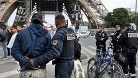 Arrestation de vendeurs à la sauvette au pied de la tour Eiffel à Paris, le 26 avril 2022 (Photo d'illustration).