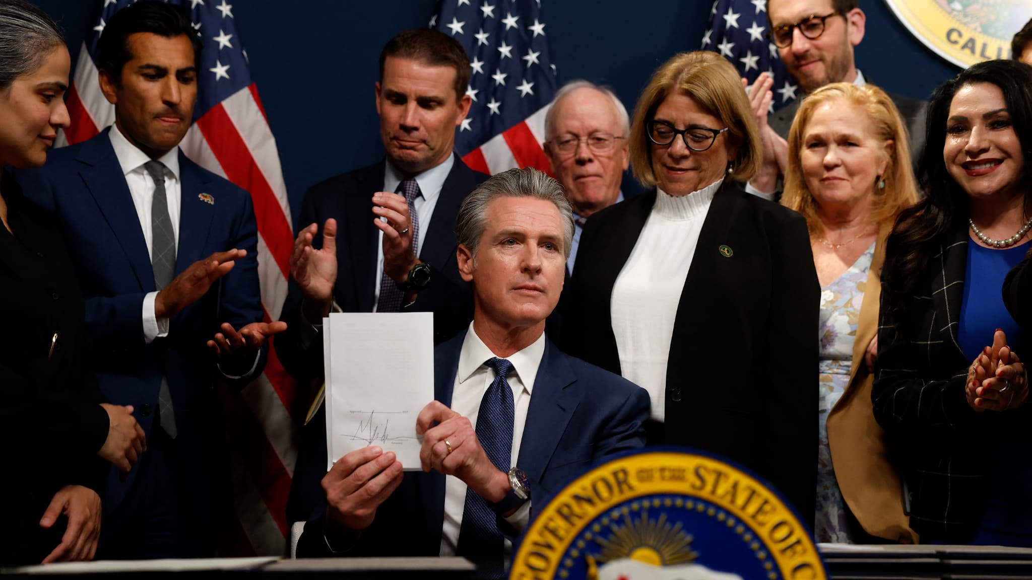 LA CALIFORNIE VIENT D'ADOPTER UNE LOI SUR L'INTELLIGENCE ARTIFICIELLE, QUI DOIT "ENCOURAGER L’INNOVATION ET PROTÉGER LA SÉCURITÉ PUBLIQUE"