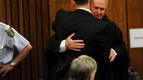 Oscar Pistorius prend son avocat, Barry Roux, dans ses bras ce vendredi 17 octobre à Pretoria, Afrique du Sud.