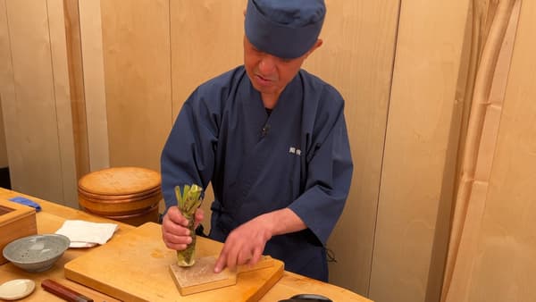 Shunei Kimura en pleine préparation de wasabi
