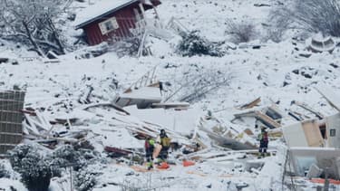 Des équipes de secours recherchent des survivants après un glissement de terrain à Ask, le 1er janvier 2021 en Norvège.