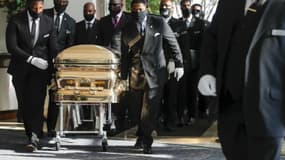 Des employés des pompes funèbres transportent le cercueil de George Floyd dans l'église Fountain of Praise à Houston, le 9 juin 2020