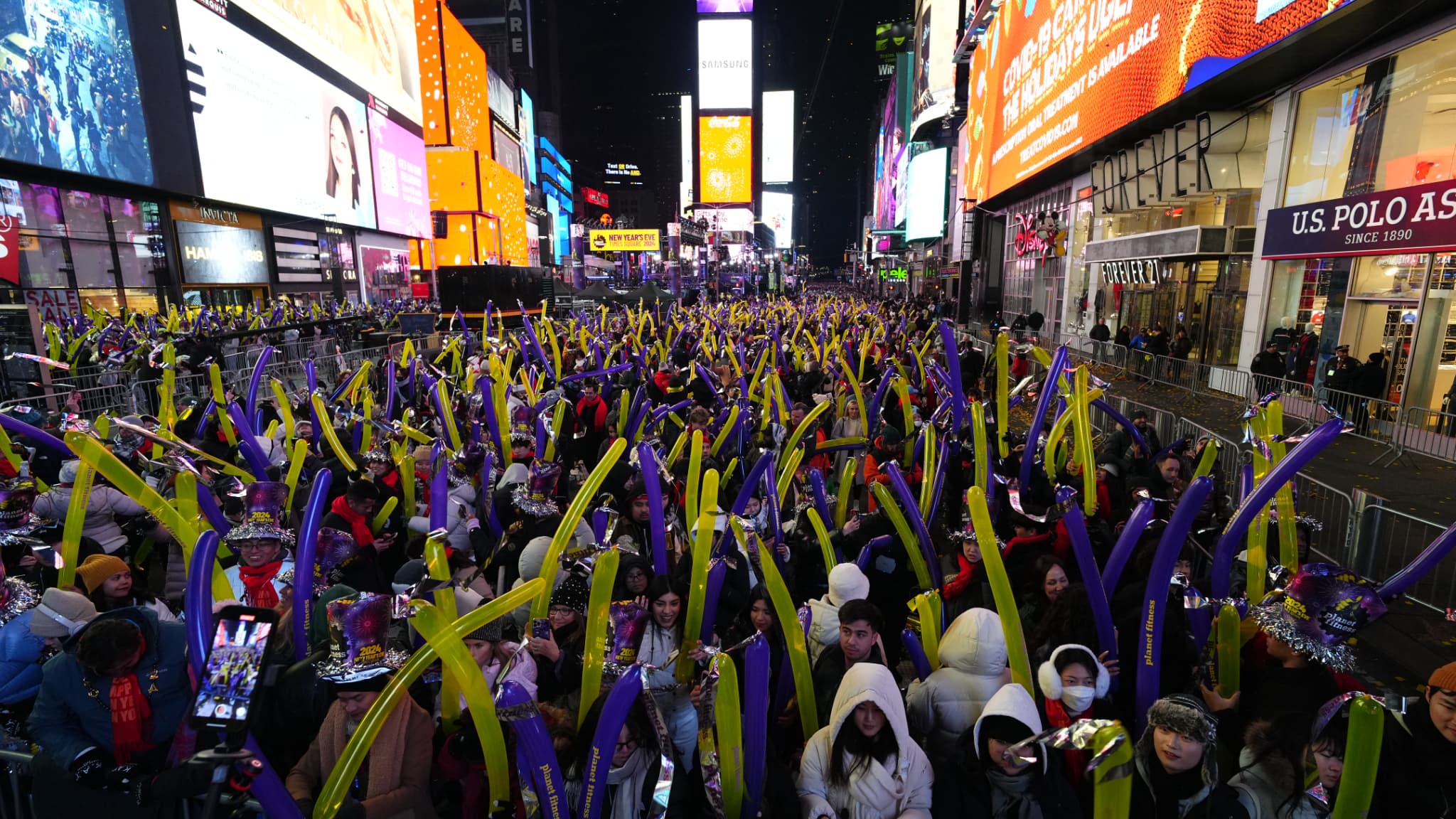 Des milliers de personnes rassemblées à Times Square pour célébrer le passage en 2024 à New York, le 31 décembre 2023 Des milliers de personnes rassemblées à Times Square pour célébrer le passage en 2024 à New York, le 31 décembre 2023