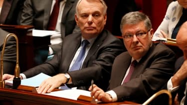 Le ministre des relations avec le Parlement, Alain Vidalies, aux côtés de Jean-Marc Ayrault à l'Assemblée nationale.